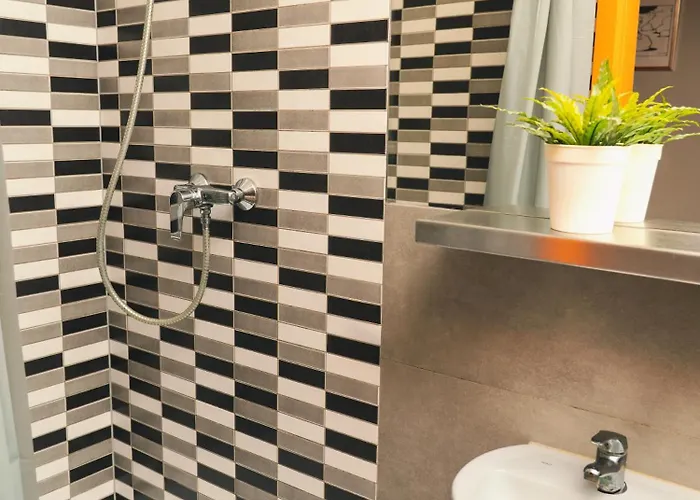 بيت شباب Lazemaze *